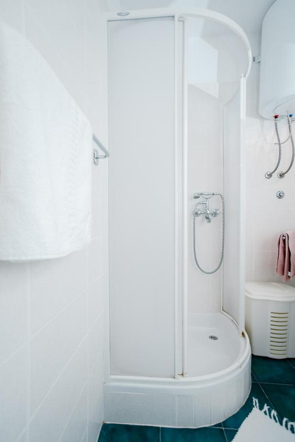 Apartman Uz More Vis Buitenkant foto